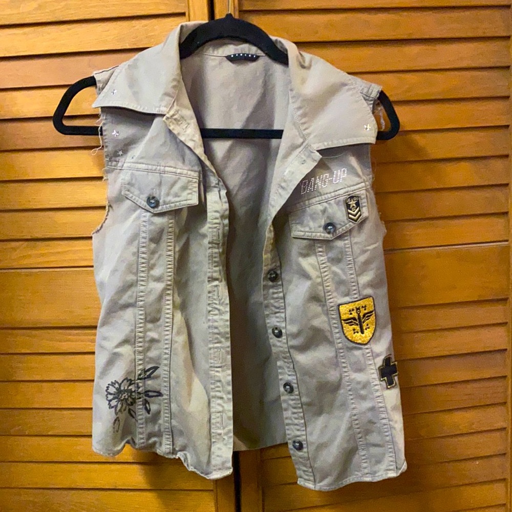 Modern army like button up vest, army green, size small